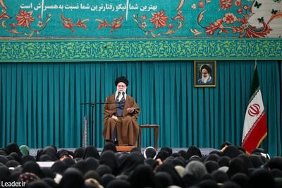  رهبر انقلاب : زن، کارگزار خانه نیست، مدیر است | جمهوری اسلامی، منطق غرب درباره زن را باطل کرد