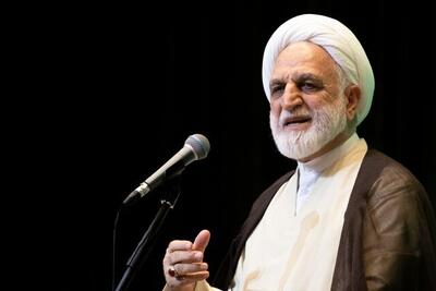  رئیس قوه قضائیه: جمع‌آوری اطلاعات از افراد و بردن و فرد و خانواده او زیر چتر اطلاعاتی برخلاف موازین شرعی و قانونی است / فرض کنیم لغزشی هم پیدا شده است چرا اجازه می‌دهیم طرف ته دره برود و بعد به موضوع رسیدگی کنیم، کجای این صیانت است؟