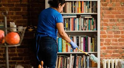  چطور کتاب‌ها را بدون آسیب زدن تمیز کنیم؟ ؛ راهکارهای ساده تمیز کردن کتاب در خانه