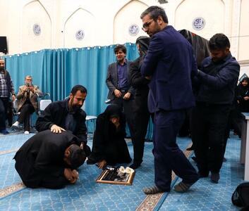  گریه و بی تابی های سقاب اصفهانی در مراسم تشییع دختر و همسرش | تصاویر مراسم تشییع