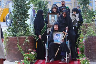  مادران و همسران شهدای فارس تکریم شدند
