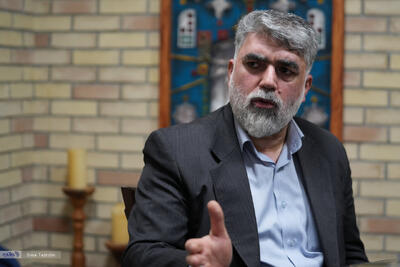  آمریکا ویزا نمی‌دهد چون می‌ترسد آنجا سلام نظامی بدهیم/فقط دو قشر با پرچم دور افتخار می‌زنند؛ شهدا و ورزشکاران