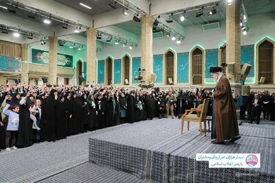  تصویری از آیه معنادار نصب شده در محل دیدار امروز زنان و دختران با رهبر انقلاب