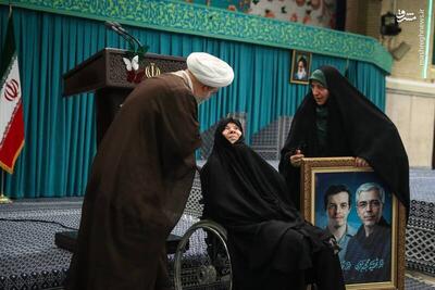  عکس/ حضور مادر شهیدان باقری در حسینیه امام خمینی(ره)