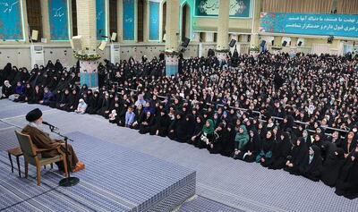  رهبر انقلاب : مردان باید محبت به همسر خود را ابراز کنند
