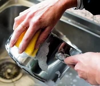  راهکارهای طبیعی برای پاک کردن چربی ظروف
