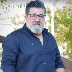  بازخوانی فوق‌العاده زیبای آهنگ ابی «نفس نفس تو سینم عطر نفسهای شماست» توسط مهدی یغمایی در کنسرتش + فیلم - سلام نو