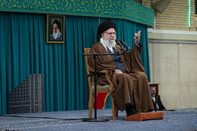  رهبر انقلاب اسلامی: زن کارگزار خانه نیست، مدیر است