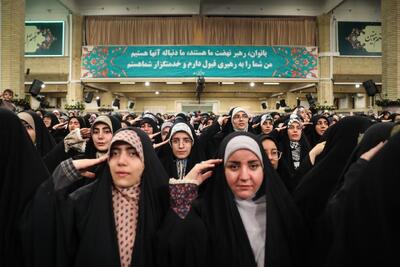  سلام نظامی دختران در دیدار با رهبر انقلاب