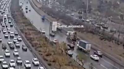  لحظه ترسناک قیچی کردن تریلی در مشهد