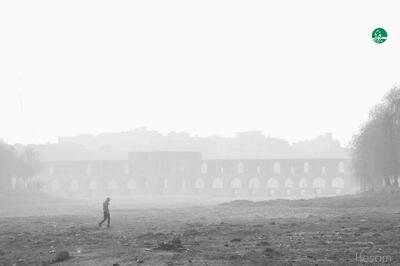  مردی در حال عبور از آلودگی و بستر خشکیده‌ زاینده‌رود!