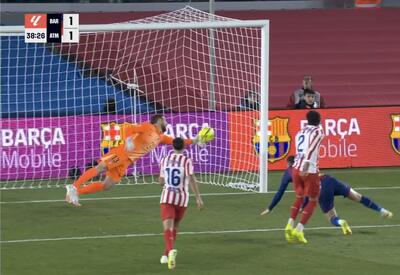  واکنش تماشایی یان اوبلاک مقابل ضربه سر روبرت لواندوفسکی در بازی بارسلونا و اتلتیکو مادرید