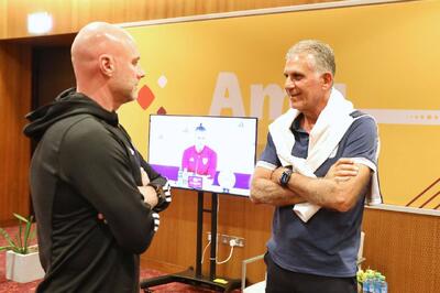  کیروش با تبلت به کنفرانس خبری رفت؛ صحنه را جلوی چشمتان دارید و نمی‌پذیرید!