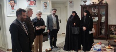 دیدار رئیس سازمان بسیج اساتید با خانواده شهید احمدی روشن در آستانه روز تکریم مادران و همسران شهدا