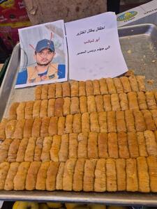  پخش شیرینی و شادی مردم در لبنان و فلسطین بعد از کشته شدن «یاسر ابوشباب»
