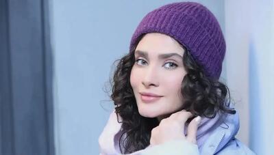  استایل پاستلی ساناز سعیدی؛ ترکیب جذاب کاپشن آبی روشن و کلاه بافت بنفش (+عکس)