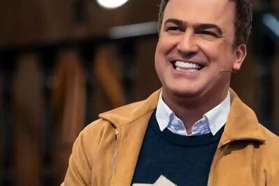  وقتی حامد آهنگی به خاطر اجرای آهنگ سرزبون دارم توسط تماشاچی از خنده غش کرد (فیلم)