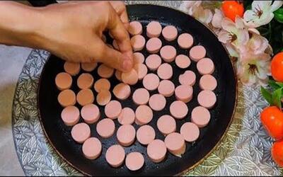  طرز تهیه سوسیس تخم مرغ رستورانی برای صبحانه / آرد،تخم مرغ و سوسیس