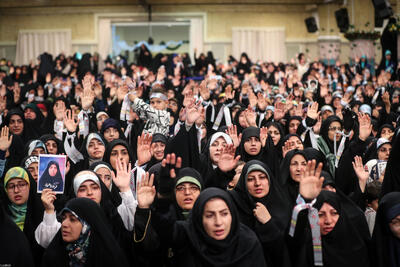  حضور متفاوت مادر سردار شهید باقری در بیت رهبری+عکس