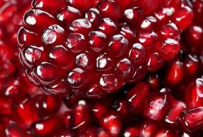  دون کردن انار در یک چشم به‌هم‌زدن/ راز خوشمزگی و زیبایی سفره شب یلدا