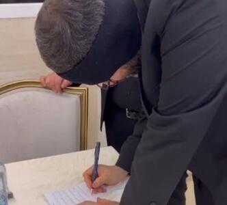  ویدیو / لحظه امضای رضایتنامه اهدای اعضای دومین فرزند سقاب اصفهانی، معاون رئیس‌جمهور 