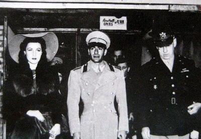  «محمدرضا پهلوی» در حال بوسیدن دست همسر اول اش در مصر