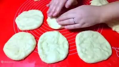  طرز تهیه پیراشکی گوشت با خمیر سیب زمینی | نان گوشتی سرخ شده پنبه‌ای مخصوص مهمانی ها