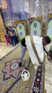  قهرمان کشتی فرنگی ایران در حال نظافت حرم امام علی (ع)+ ویدئو