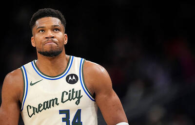  بسکتبال NBA | همه برای یانیس آنتتوکومپو کمین کرده‌اند