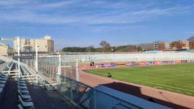  چمن فوق‌العاده و استادیوم خالی تختی خرم آباد