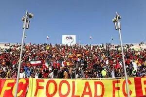 شعارهای تند هواداران فولاد علیه یحیی گل‌محمدی