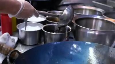 پخت غذای خیابانی ترکیبی با برنج، میگو، مرغ و بادام‌هندی در نیویورک (فیلم)