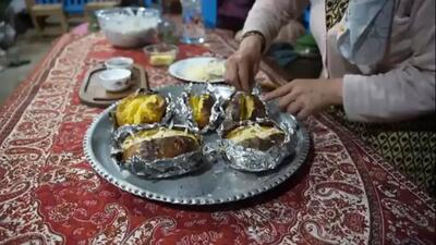  پخت سنتی ران گاو در تنور روستایی ایران همراه با نان و سیب‌زمینی (فیلم)
