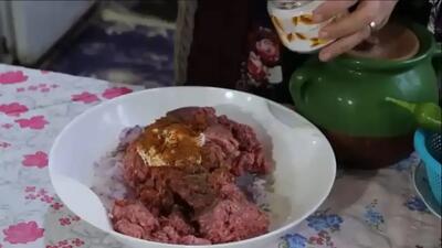 پخت دونر کباب روستایی با گوشت چرخ‌کرده در فر (فیلم)