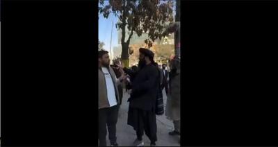  اقدام جدید طالبان؛ حذف اسامی غیرافغانی از مغازه‌ها با داس (فیلم)