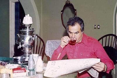  تصویر کمیاب از ناصرملک مطیعی مقابل دربِ خانه‌اش