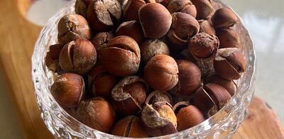 شور کردن فندق برای آجیل شب یلدا در خانه آجیل شب یلدا