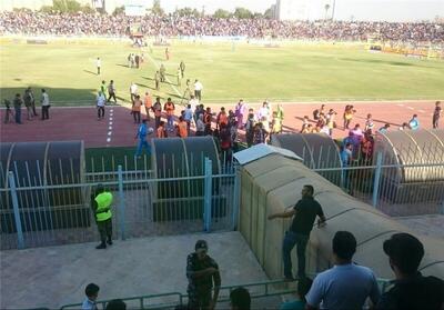 ببینید / ورود هوادران سرخابی به ورزشگاه از روی فنس‌ها