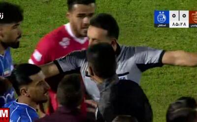 ببینید / درگیری بازیکنان استقلال و پرسپولیس در دقایق پایانی دربی