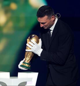 سرمربی آرژانتین کاپ قهرمانی جام جهانی را روی سن مراسم قرار داد