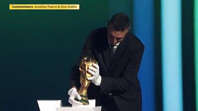 اسکالونی با جام قهرمانی دوره قبل وارد سالن شد