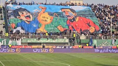  بنر کنایه آمیز هوادران استقلال از زاویه دوربین فوتبالی