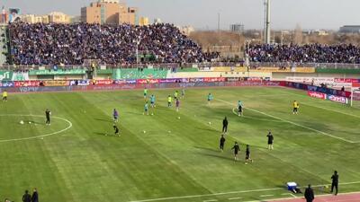  ورود بازیکنان استقلال به زمین برای گرم کردن در میان تشویق هواداران(ویدیو)