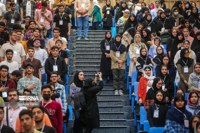  دانشگاه، میدان نبرد هویتی