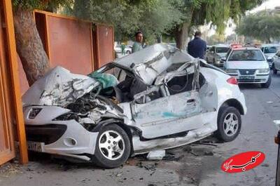  ببینید | برخورد شدید خودروی سواری خارجی با تیر برق در کاشان - کلبه سرگرمی