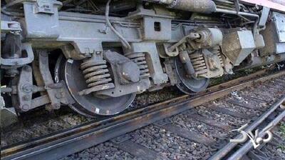  ویدیو| خطر از بیخ گوش مردم گذشت؛ خروج قطار از ریل در هشتگرد! - مجله اینترنتی کولاک