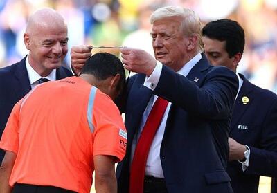 دونالد ترامپ همه‌جای مراسم قرعه‌کشی جام جهانی حضور دارد؛ این‌بار روی یک توپ! / عکس - پارس فوتبال