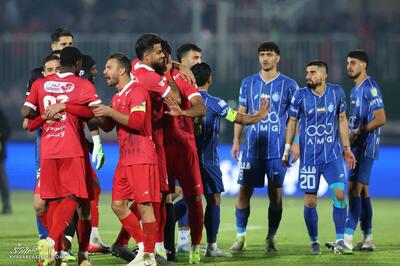  درگیری مدافع پرسپولیس با مهاجم استقلال بعد از سوت پایان/ بازیکن خشمگین سریع محاصره شد! +عکس - پارس فوتبال