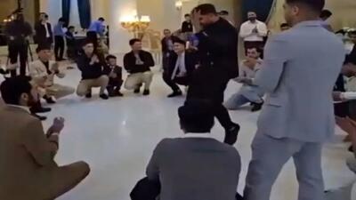  فیلم آواز شاد / رقص آقا داماد وسط حلقه رفیقاش با آهنگ محلی و ذوقیدن دوستاش ...