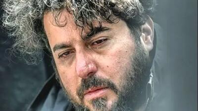  تصاویر/ نگاهی به مراسم ختم مادر محسن کیایی در چند ثانیه؛ از میز عزای ساده شامل کیک یزدی و شمع مشکی تا حضور و استایل بهرام رادان، محمد علیزاده، علی شادمان به همراه تاج گل اعیانی فرهاد اصلانی/ روحش شاد